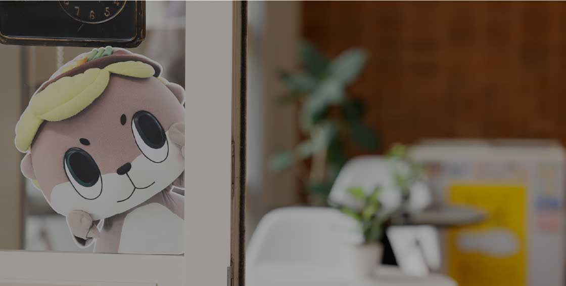 キャラクターが窓から顔を覗かせている