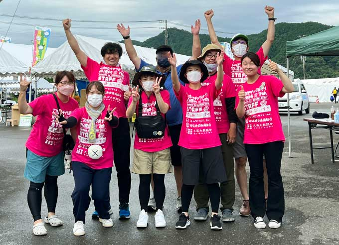 祭りに来ているパンクチュアルの社員たち