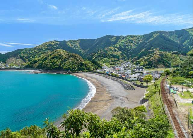 壮大な山と綺麗な海