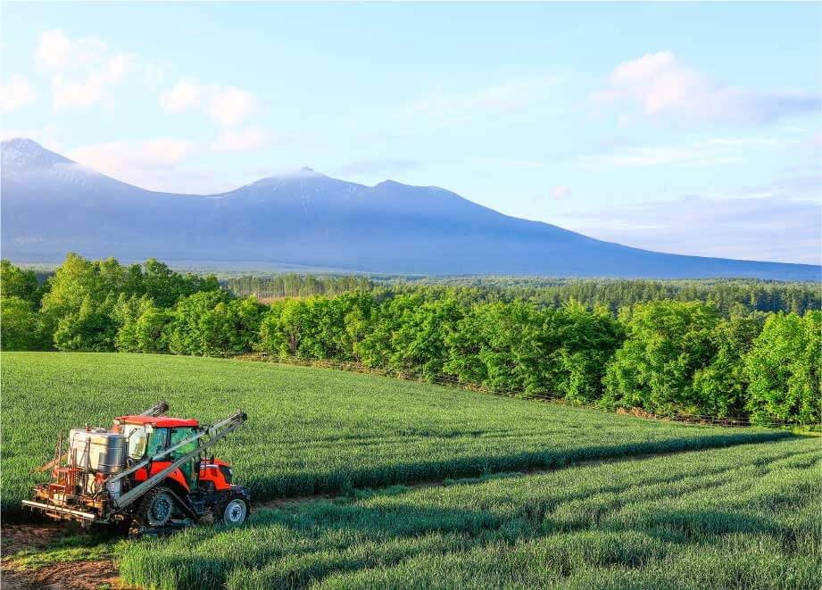 トラクターと畑と山