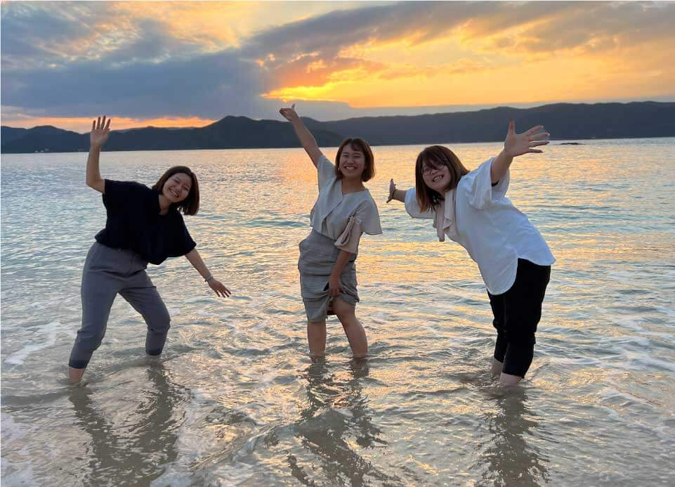 奄美大島の社員旅行でたのしそうなパンクチュアルの社員たち