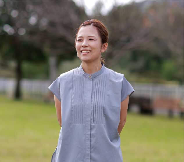 夕日にあたる笑顔の女性