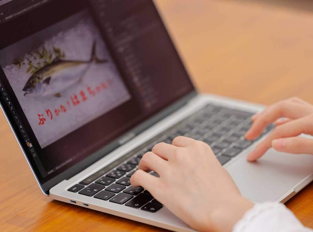 パソコンに映るデザインデータ