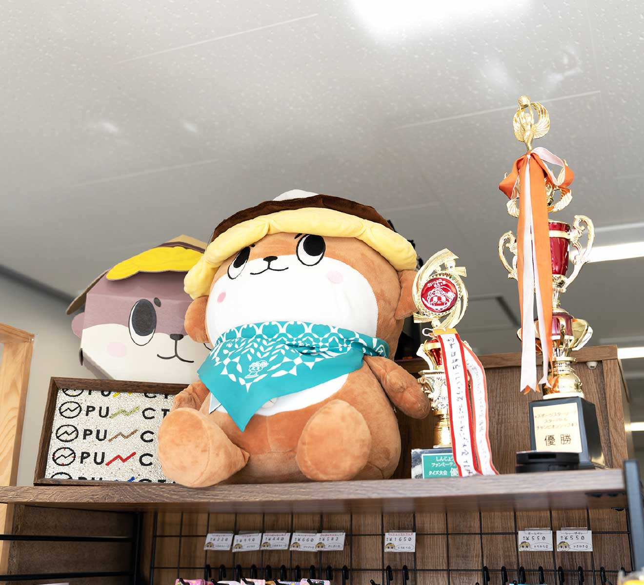 代表取締役の守時健が企画したゆるキャラとゆるキャラグランプリのトロフィー