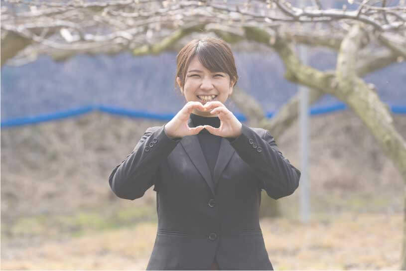 自然豊かな場所でポーズを持っている女性