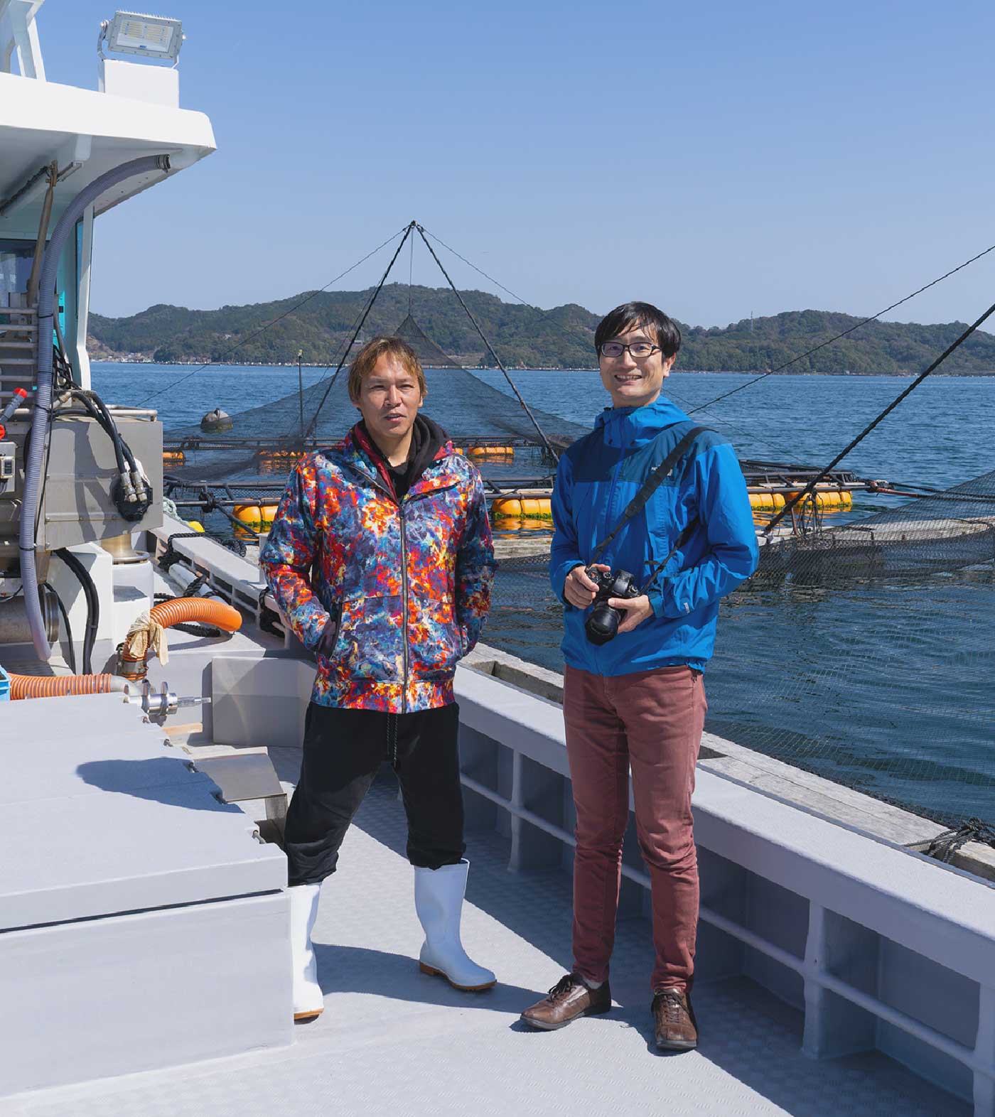 船の上でパンクチュアルの社員とこの地域で戦う事業者さんが笑っている写真