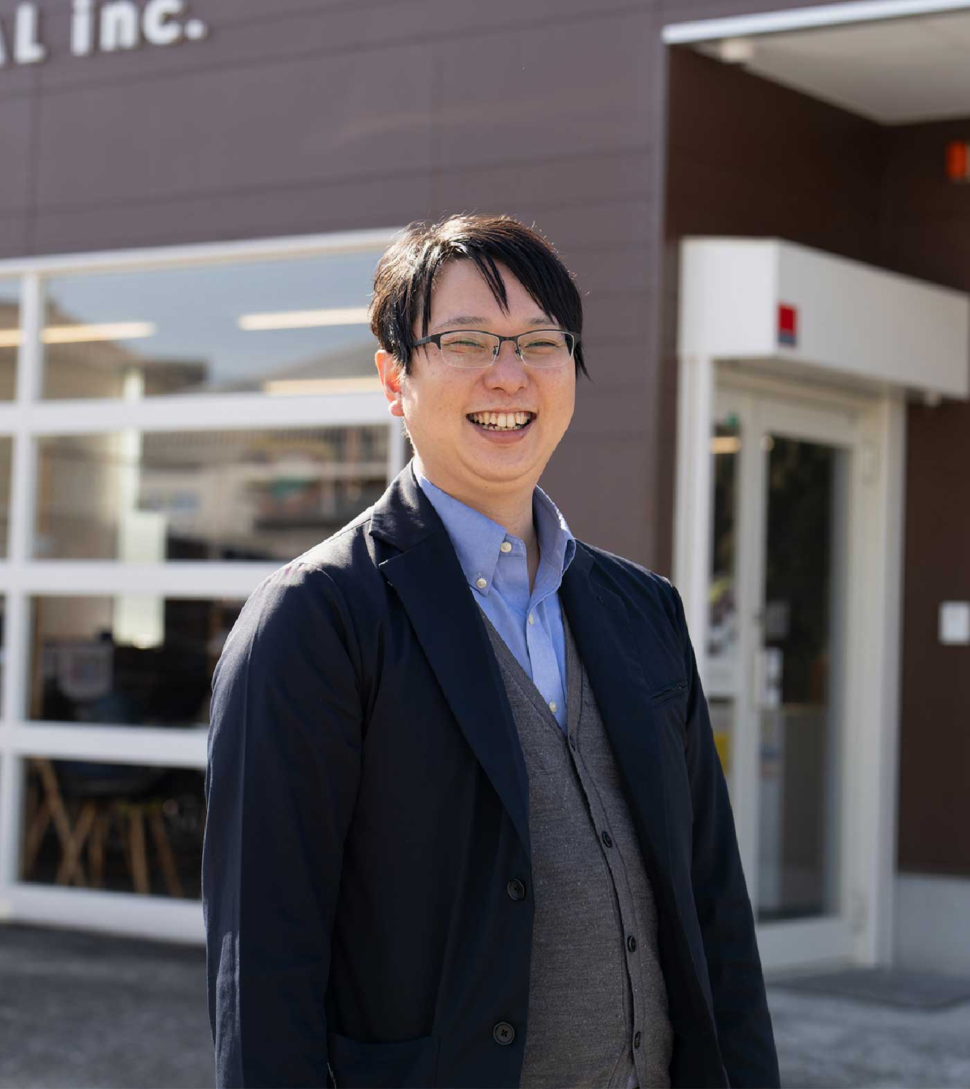 笑っている男性