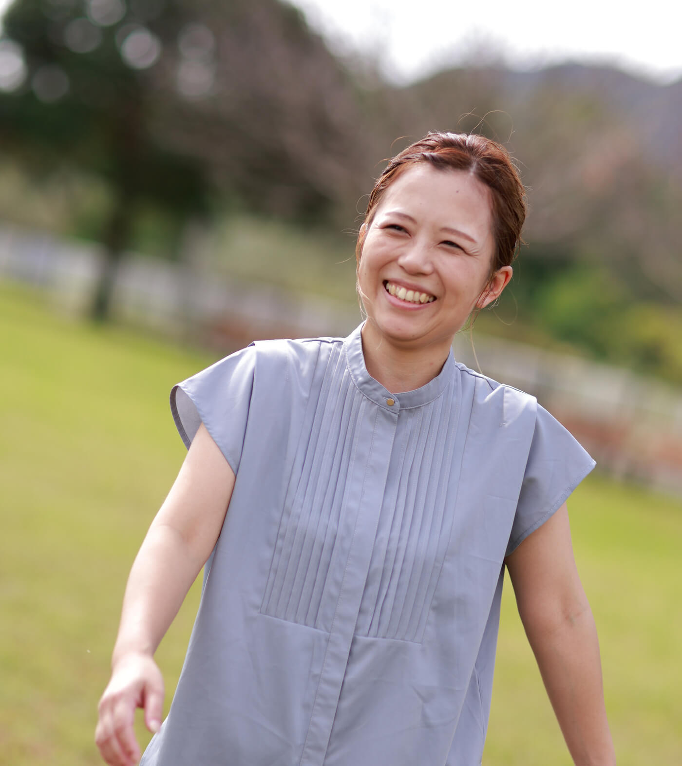 夕日に照らされた笑顔の女性
