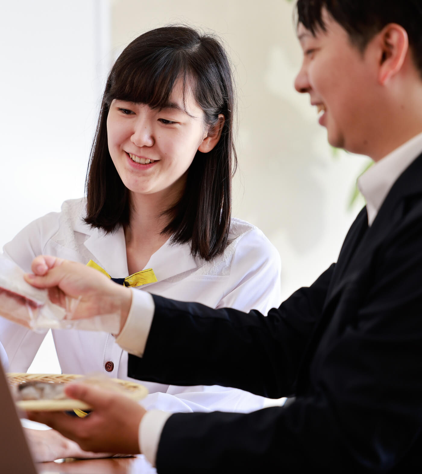 楽しそうに何かを見せて共有している社員