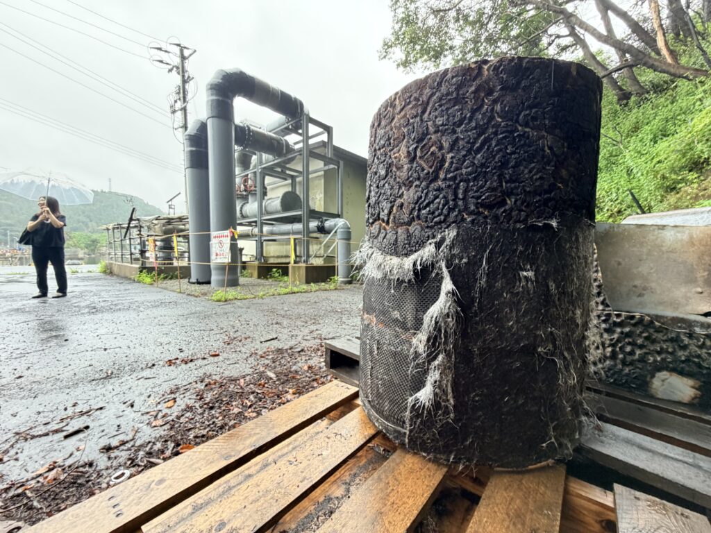現在もポンプのそばには、焼け焦げて取り外された送水管が仮置きで残る