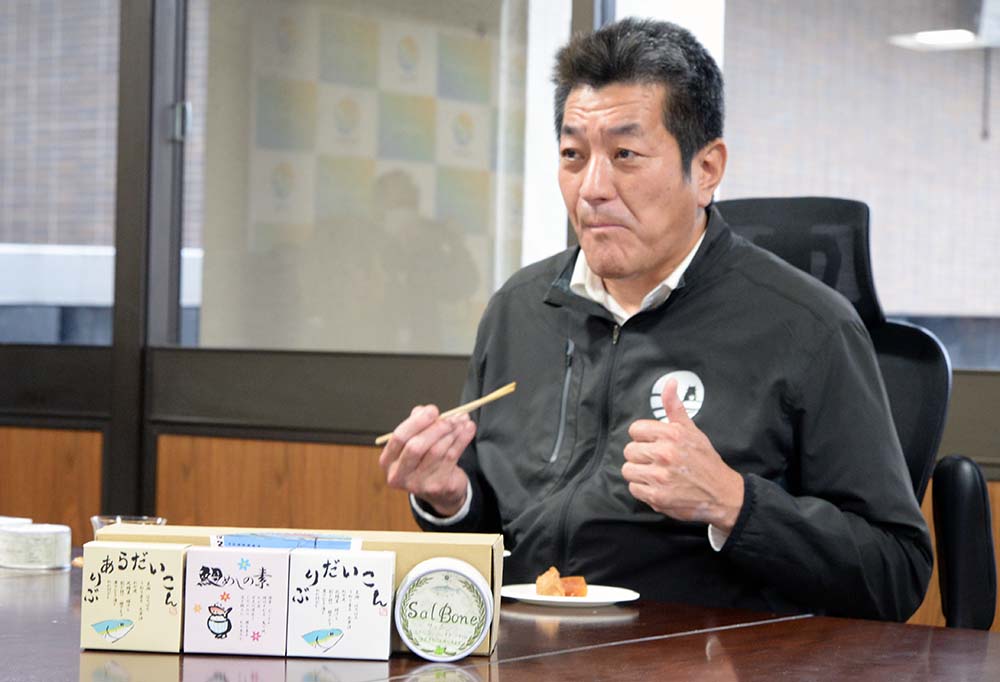 試食する岡原・宇和島市長